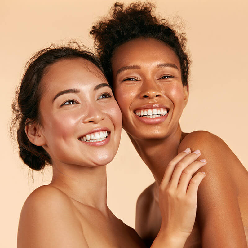 Pacientes felices tras sus tratamientos en nuestra clínica estética en Valladolid.