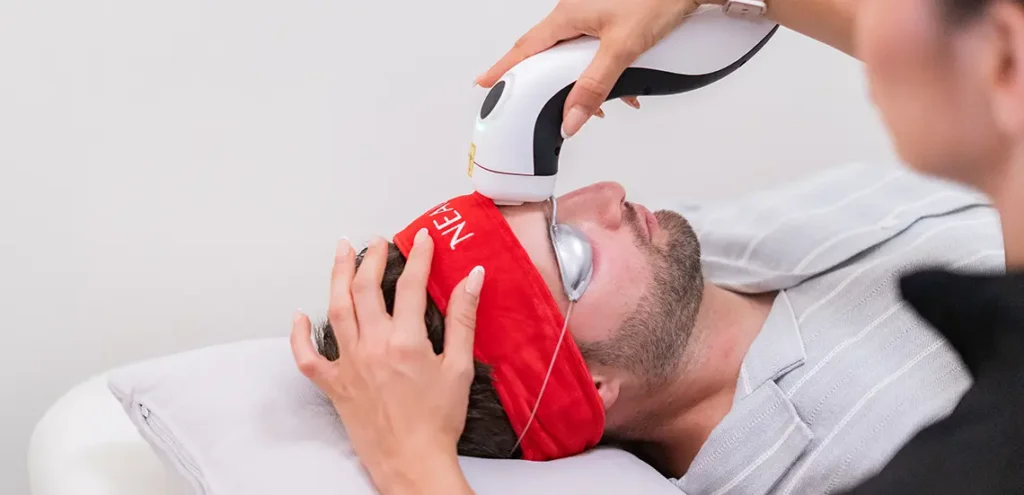 Aplicación del tratamiento de radiofrecuencia facial en clínica estética de Valladolid