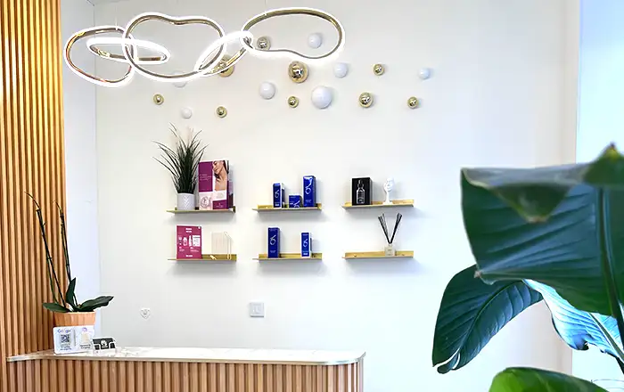 Recepción moderna de clínica estética en Valladolid con decoración elegante y productos dermocosméticos