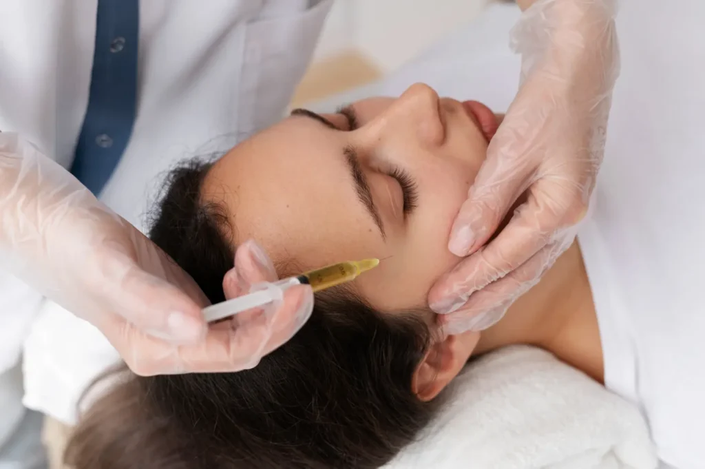 La Dra. Andreina Jiménez realizando un tratamiento de medicina estética facial en AJ Clinic Valladolid tras una valoración médica personalizada.