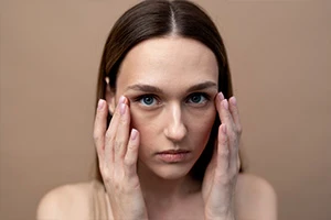 Tratamiento de relleno de ojeras con ácido hialurónico en Burgos realizado por la Dra. Andreina Jiménez
