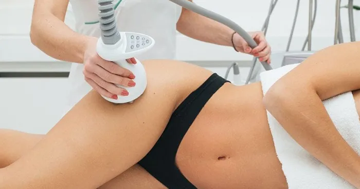Aplicación de radiofrecuencia corporal con un dispositivo sobre la zona abdominal.