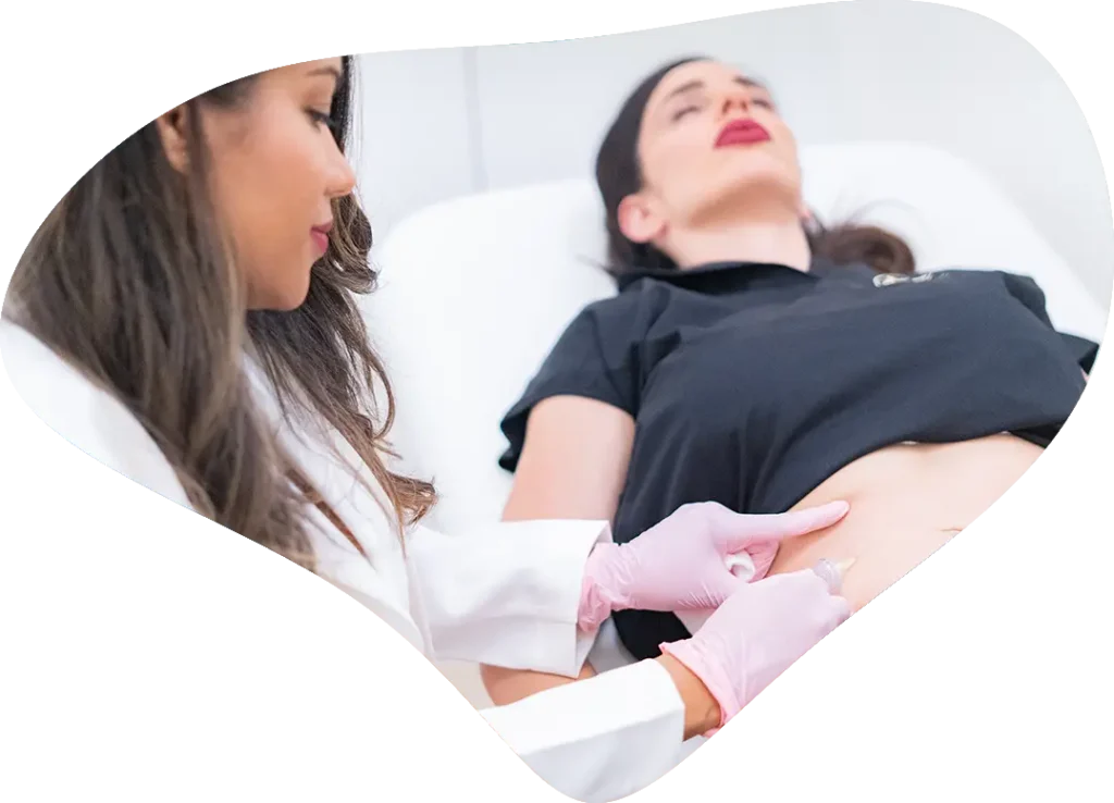 Dra. Andreina Jiménez duraten un tratamiento corporal de AJ Clinic en Valladolid.